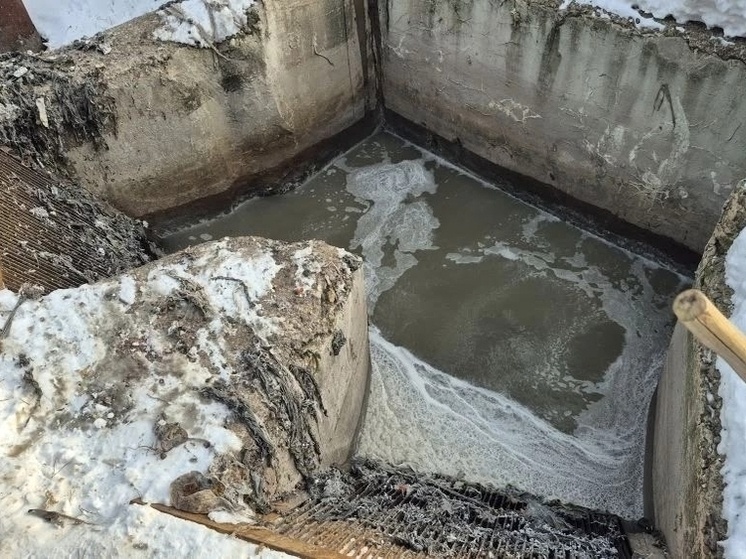     В феврале текущего года коммунальщики заменили около 40 метров пластиковой трубы на самотёчном коллекторе по улице Минеральная. Фото: соцсети ВКонтакте Администрации Старорусского муниципального округа