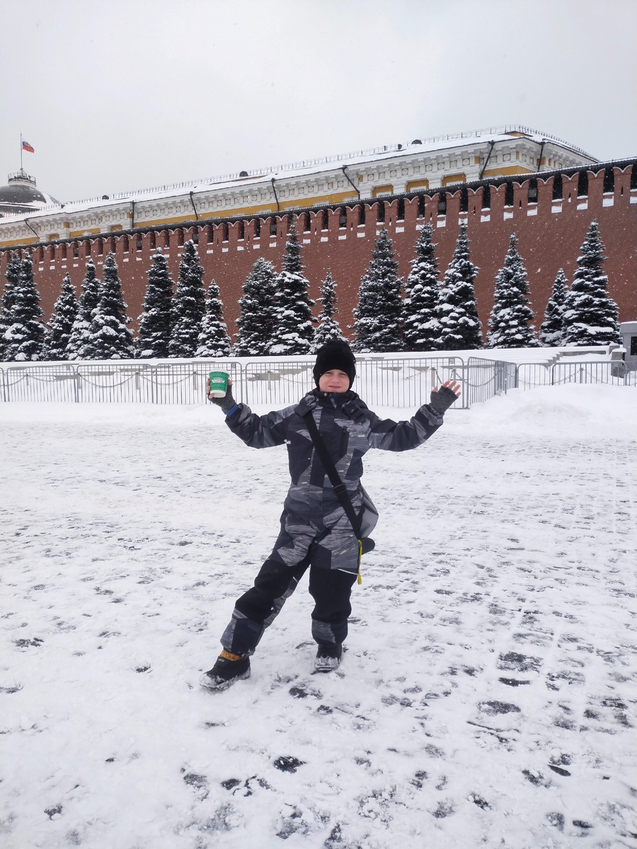 В этом году мы видели Красную площадь в снегу. Такого я не видела ни разу. Там снег обычно убирают ещё на подлёте к брусчатке 