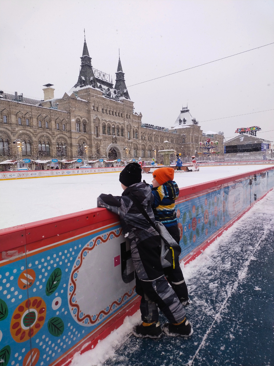 На неделе закрыли сезон льда. Сходили на ГУМ-каток, пока он ещё работал