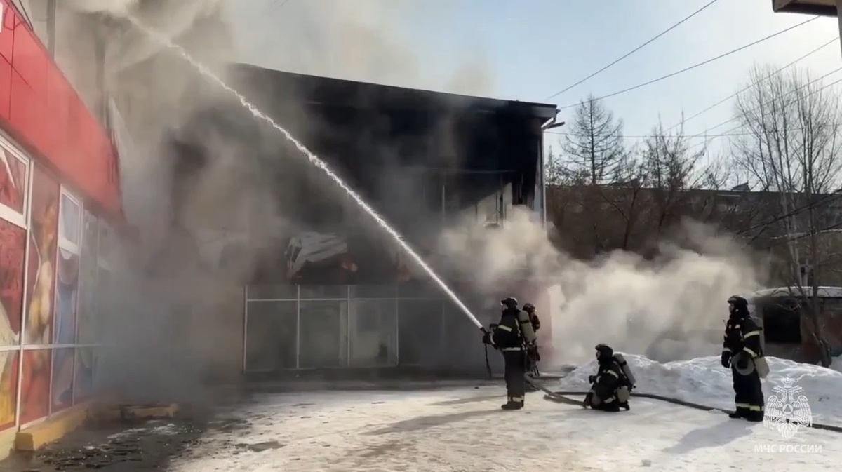    К месту пожара в торговом комплексе в Миассе прибыли дополнительные силы