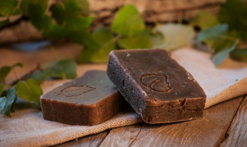 И летом, и зимой дегтярное мыло всегда выручает: ещё 6 способов его использовать