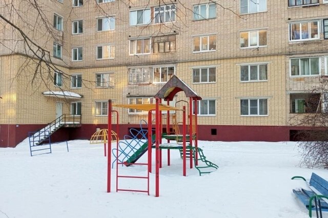    Этот двор считали тихим и безопасным: новая площадка, детский сад напротив, видеонаблюдение. Фото: АиФ/ фото автора