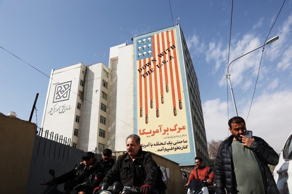    Надпись на стене в Тегеране гласит: «Долой США» REUTERS