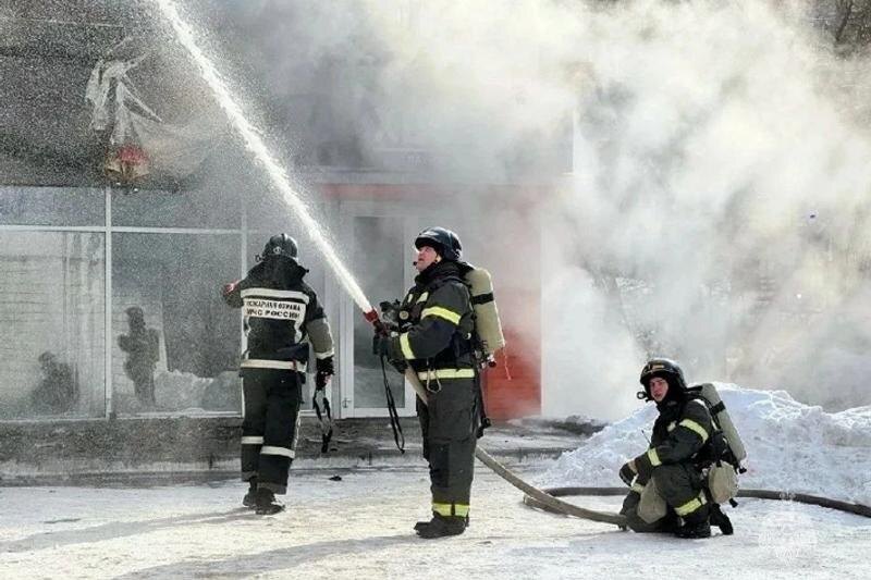    ГУ МЧС по Челябинской области / Пожарные работают на пожаре