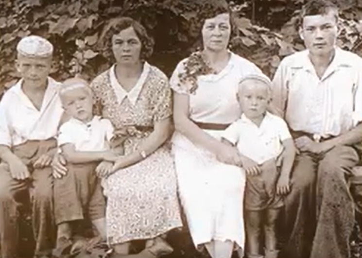 Михаил Ножкин с мамой и братом(слева)