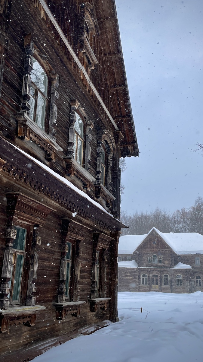 На первом плане - славин дом