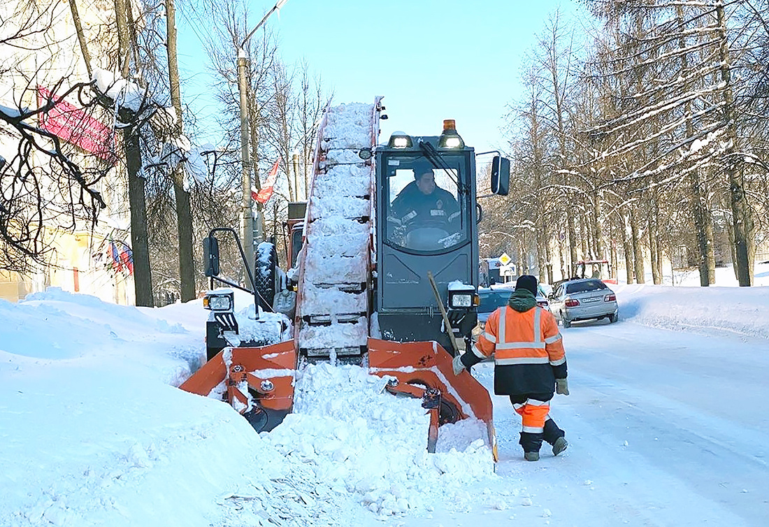    Кудымкар, центр, улица Лихачёва, 18 февраля. Коммунальщики убирают снег у здания администрации Кудымкарского муниципалитета. Фото: Константин Седегов, ПН