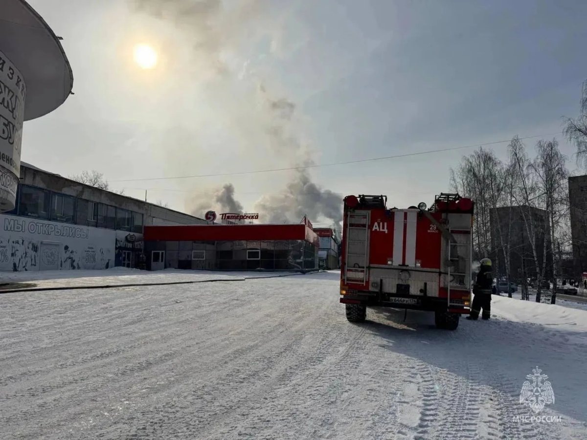     Огонь охватил 450 квадратных метров ТК «Малахит» в Миассе