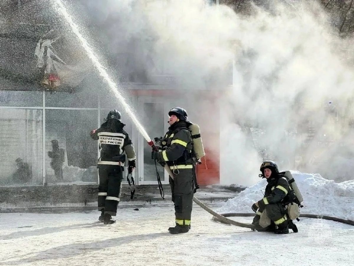    А огнеборцы из соседнего Златоуста успели присоединиться к тушению