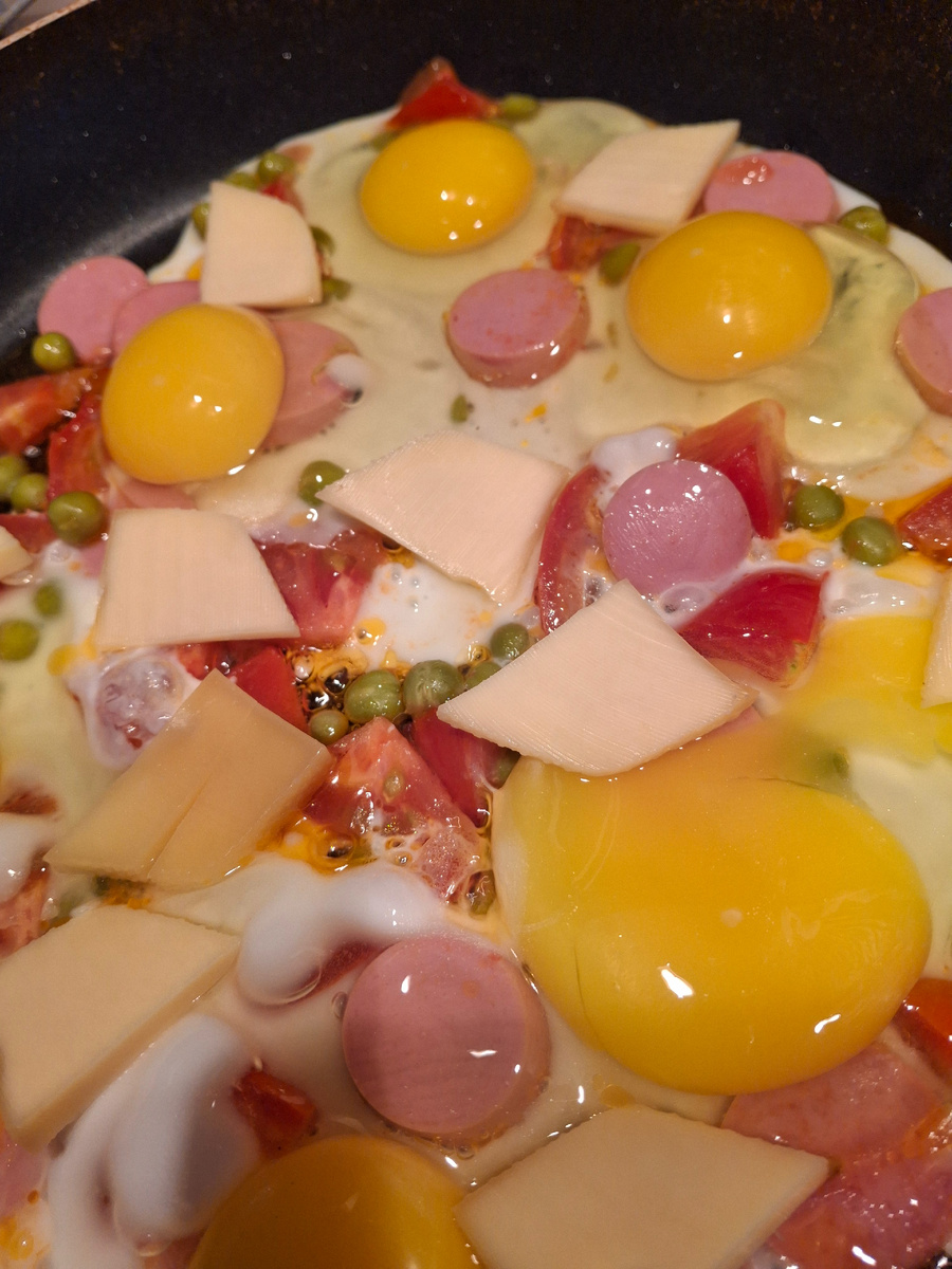 Люблю ,,сложносочиненные" яичницы. С помидоркой, сосисками и сыром) 