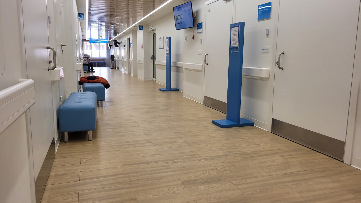 В поликлинике.