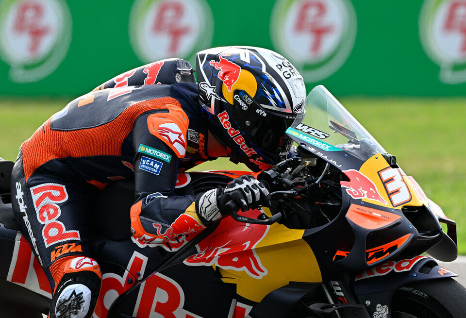    Акоста выиграл битву с Маркесом в спринте MotoGP в ТаиландеGold & Goose / Red Bull Content Pool