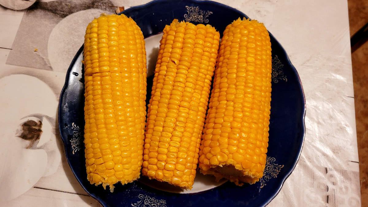Отварила кукурузу.