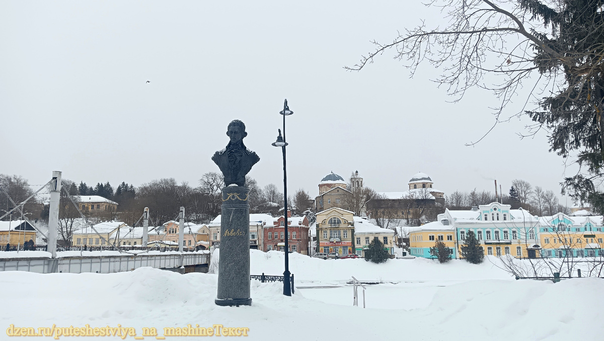Памятник архитектору Н. А. Львову на набережной реки Тверца в Торжке