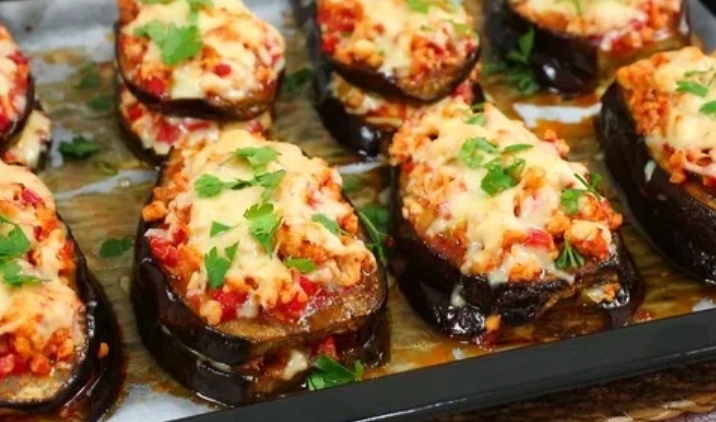Фаршированные баклажаны с сыром, мясом, помидорами, зеленью и перцем .