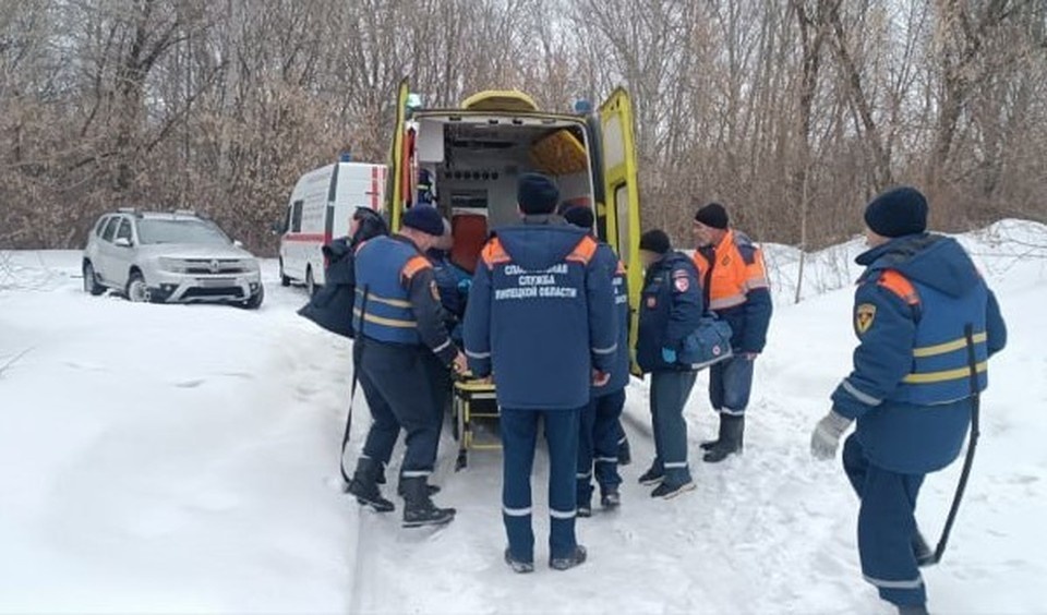    Аварийно-спасательный отряд оперативно транспортировал рыбака до кареты скорой помощи. Фото управления ГПСС Липецкой области.