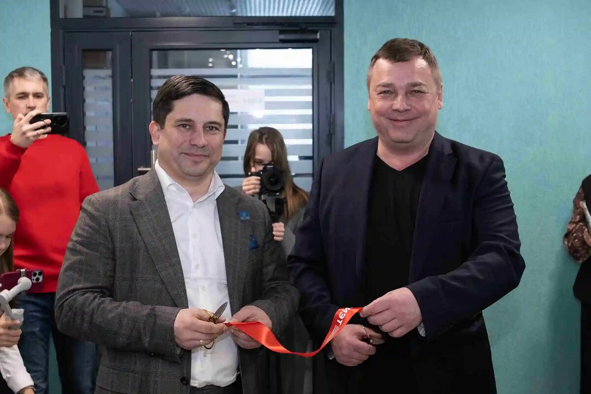 Торжественное перерезание ленты: Александр Балашов и Дмитрий Козодаев.