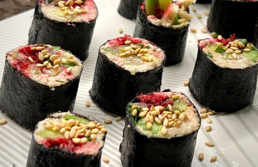 Роллы сыроедные с пастой из подсолнечных семечек.