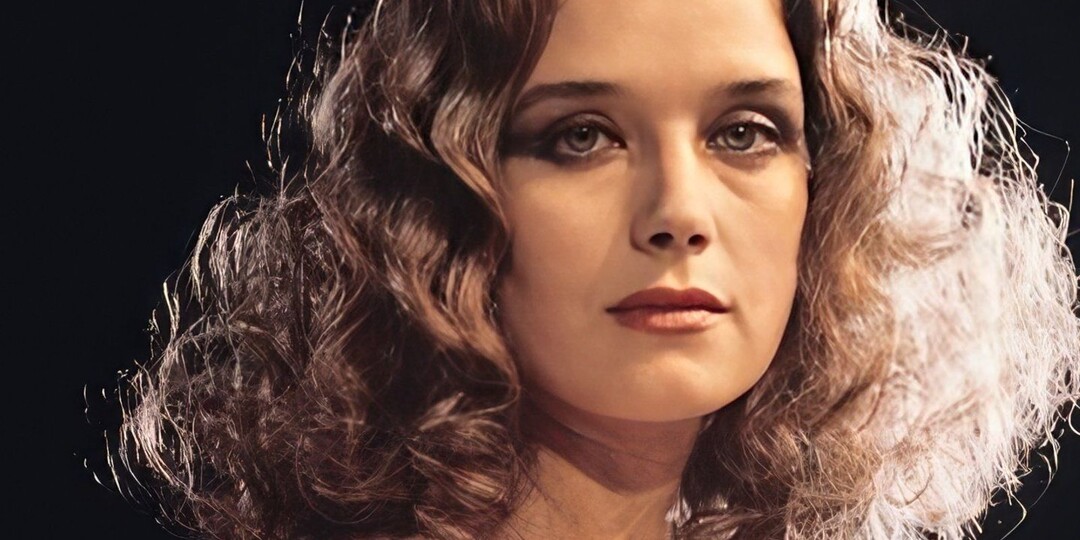 Красота действительно стала для неё испытанием. Она притягивала внимание, но отталкивала серьёзное отношение.