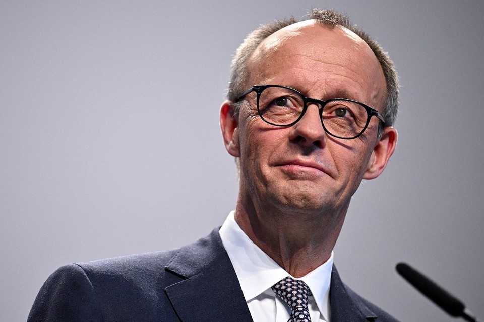    Канцлер Германии Мерц спародировал Трампа и сорвал овации в зале REUTERS