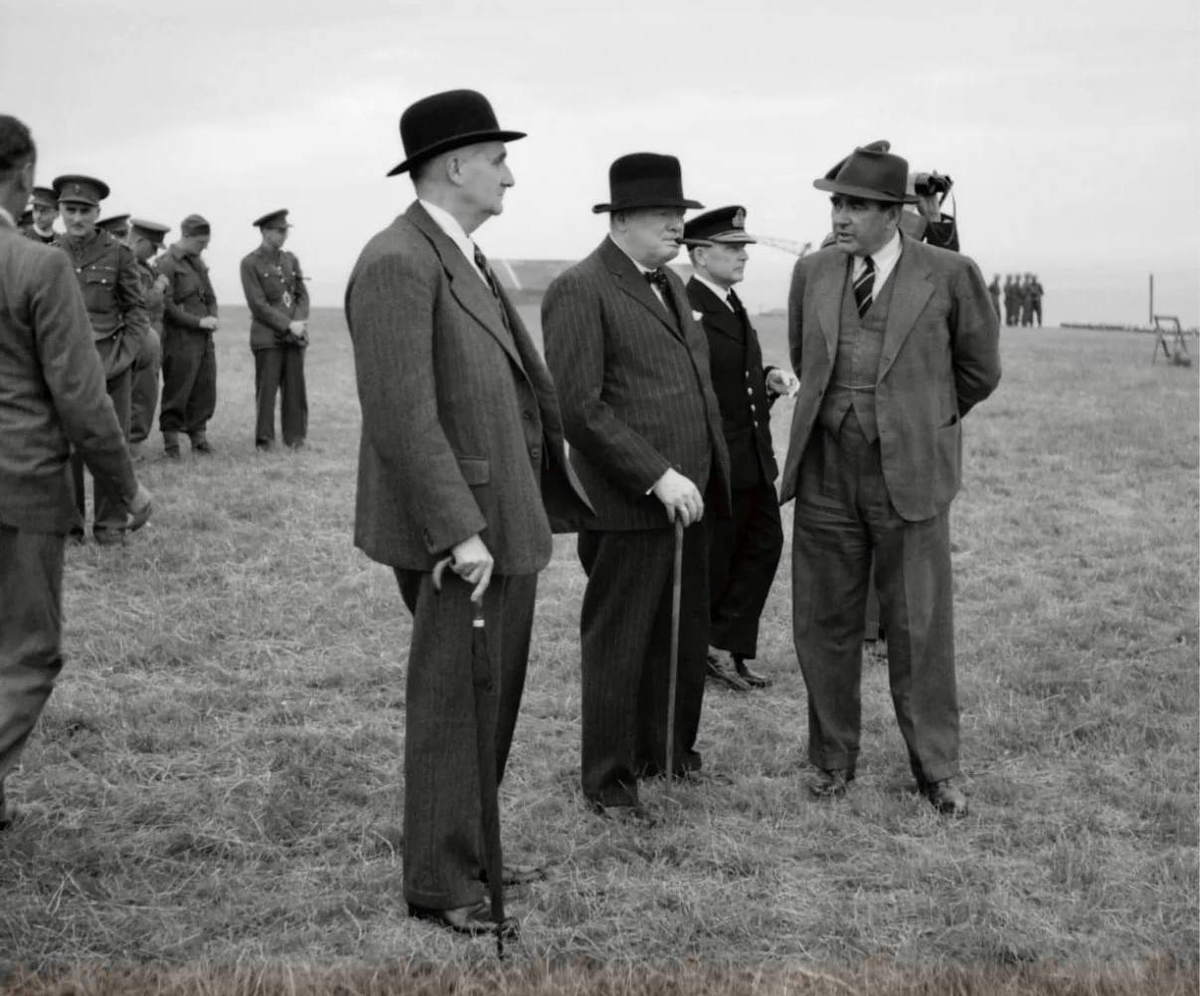 Фредерик Линдеман стоит на переднем плане