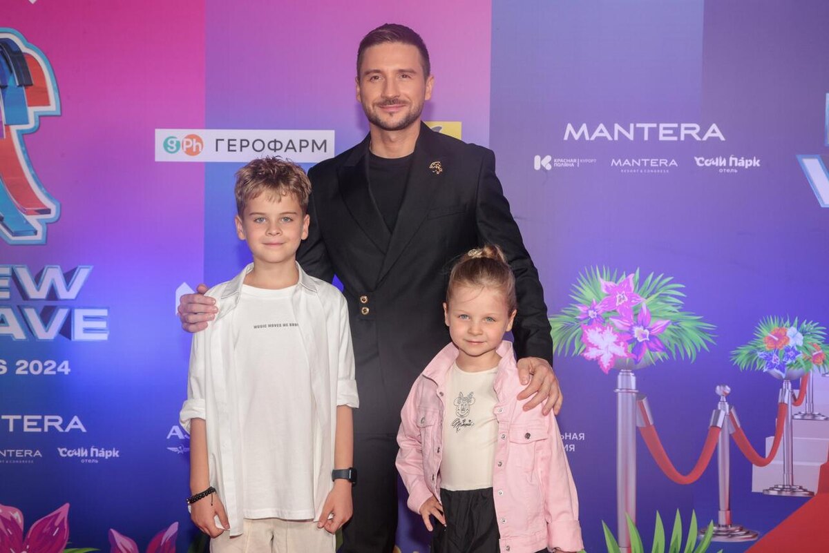    Сергей Лазарев с детьми. © Belkin Alexey/globallookpress.com