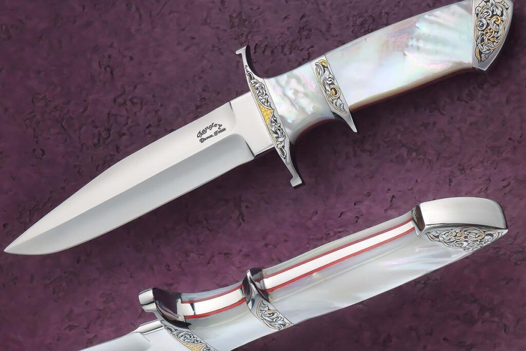 Рукоятка ножа, изготовленного мастером Гэри Лэнгли на заказ, укорочена, а сам нож невелик — всего 9 дюймов в длину. Однако его небольшой размер компенсируется тонкой заточкой лезвия и изысканной отделкой. Рукоять украшена перламутровой и золотой инкрустацией, а гравировку выполнила Элис Картер. Длина лезвия составляет 4,5 дюйма, а общая длина ножа — 9 дюймов.
