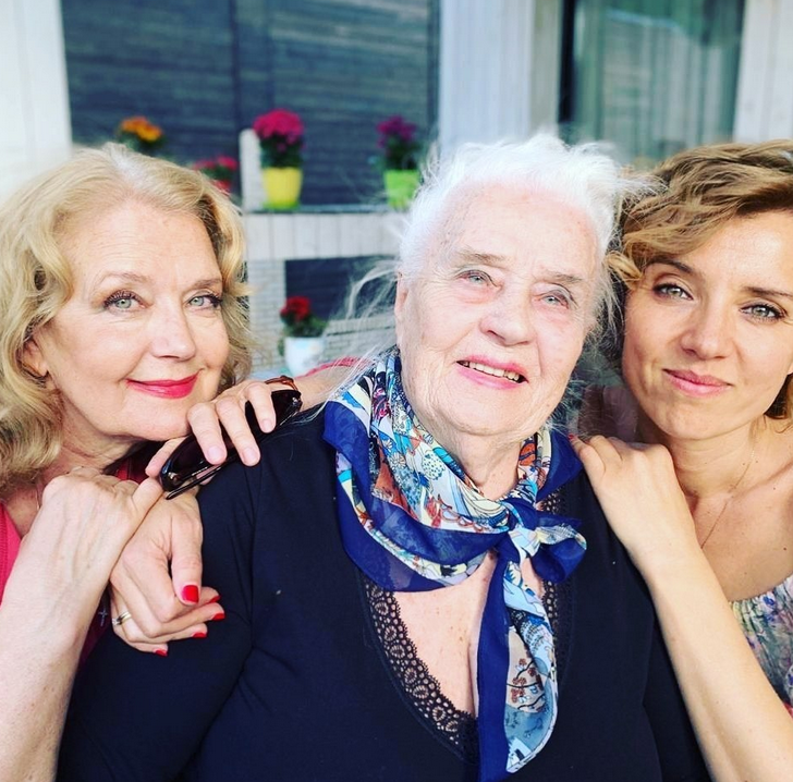 Ирина Алферова с мамой и дочерью