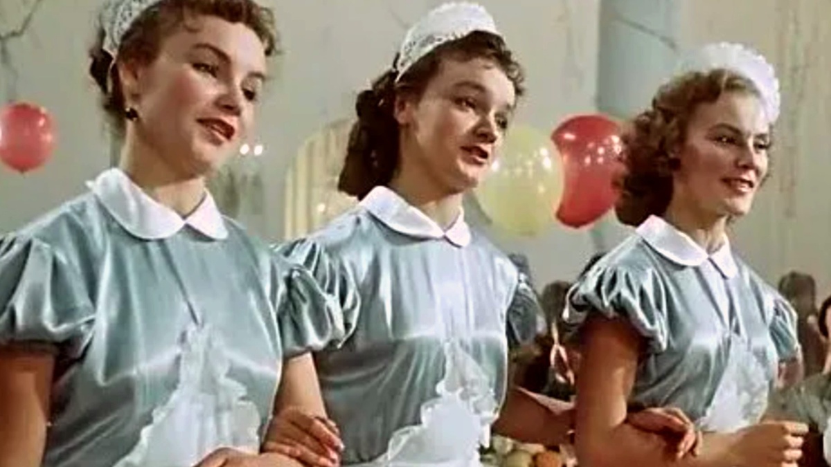 Трио сестер Шмелевых в комедии "Карнавальгная ночь", 1956 г.