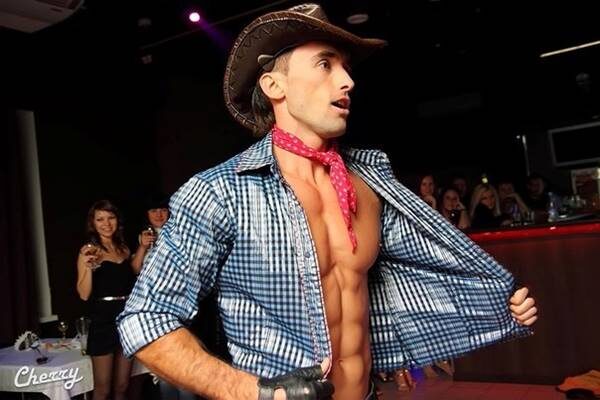 Фото из соцсетей. Стриптизёр.