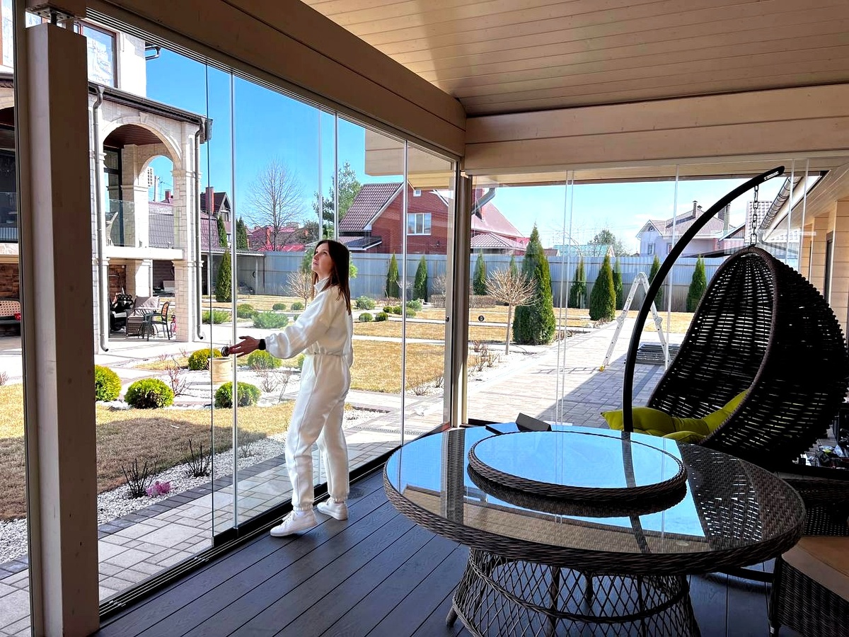 Премиальная зона отдыха с прозрачным остеклением без рам.