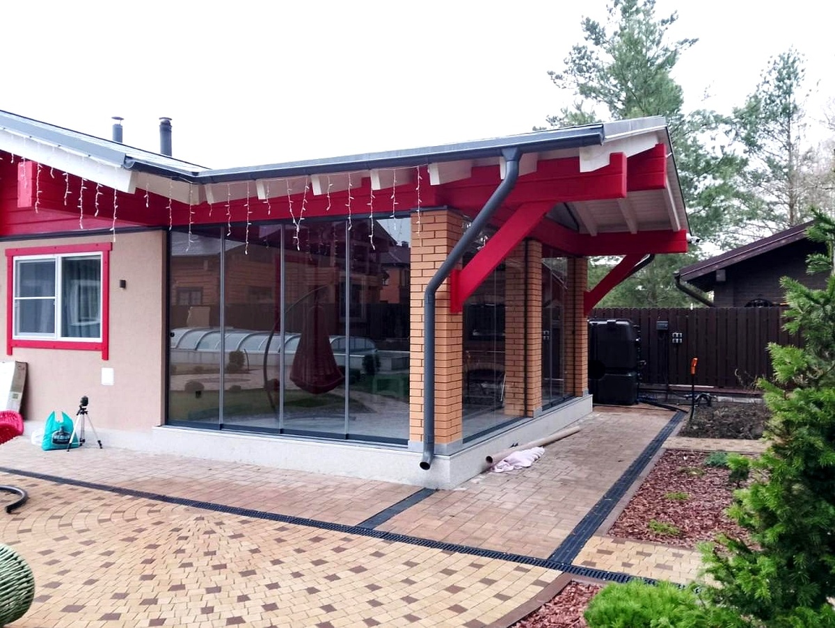 Безрамное остекление террасы — чистая геометрия и панорамный эффект.