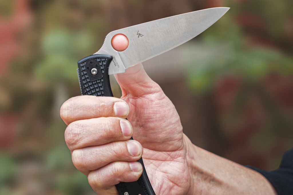 История об отверстии в лезвии немыслима без упоминания компании Spyderco.