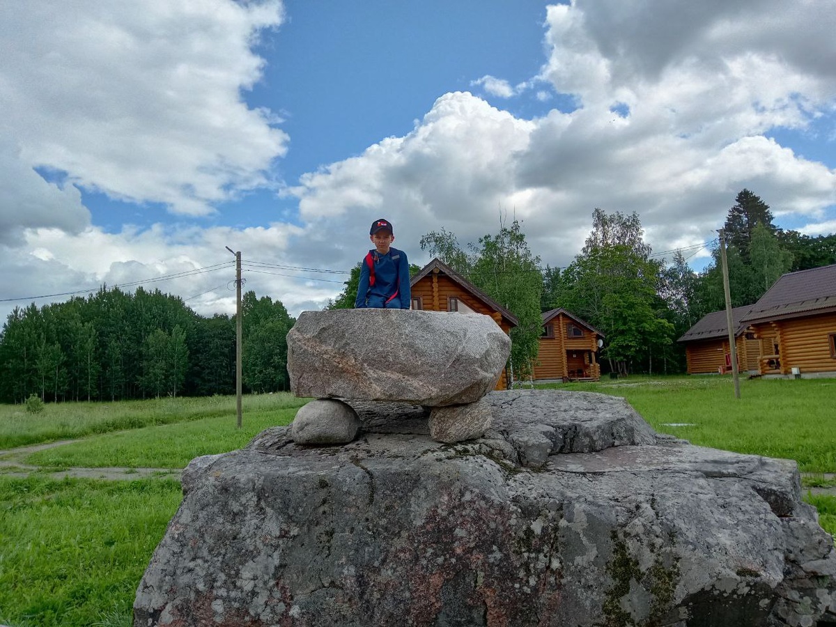 Мой любимый внук покоряет каменные вершины Карельского перешейка