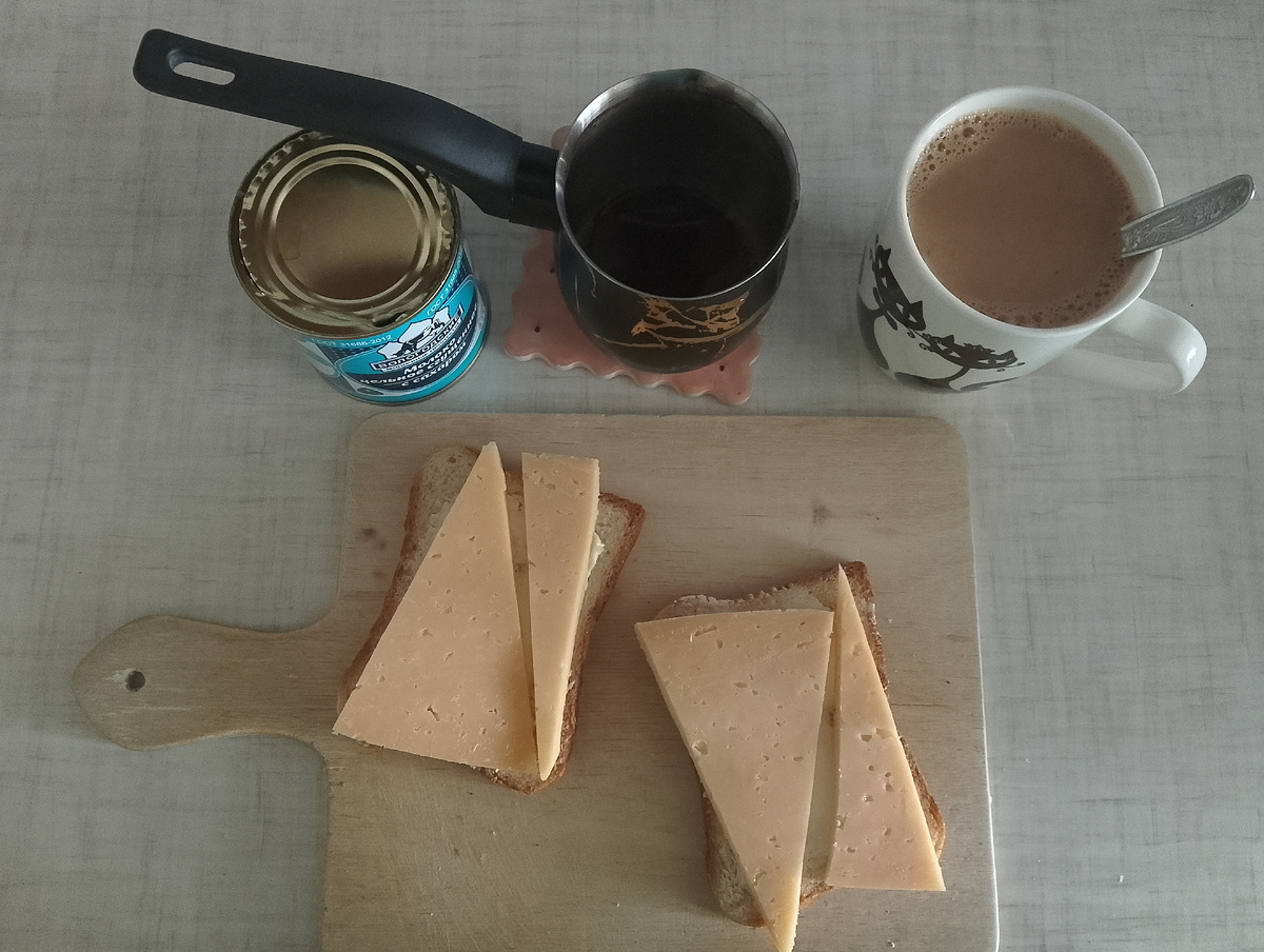 Сваренный кофе и овсянка за кадром. Фото автора 