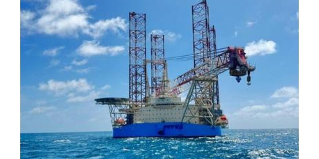 Морской монстр для ветряных гигантов: Сингапур построил корабль, который ставит турбины в океане, как колышки