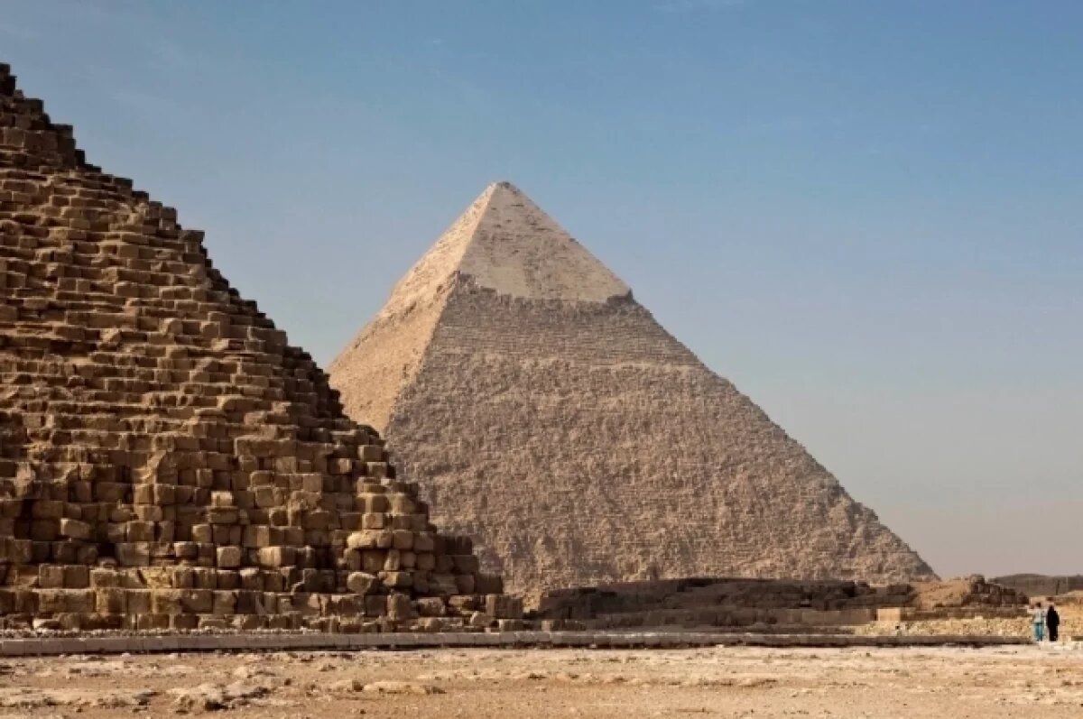    Гида для россиян в Египте могут посадить за рисунок мелом на пирамиде