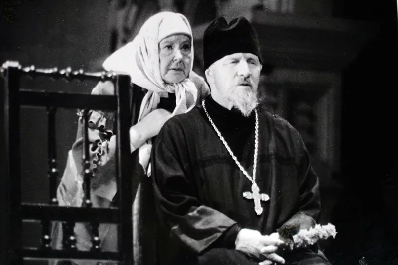 Михаил Ульянов в роли отца Савелия Туберозова.