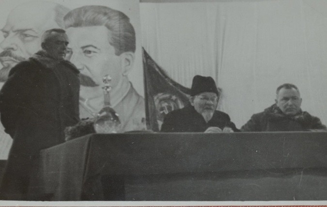 Генерал Д.Е Колесников,М.И Калинин,Генерал В.И Кузнецов на трибуне ДК Завода