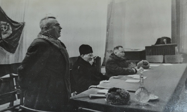 Генерал Д.Е Колесников,М.И Калинин и генерал В.И Кузнецов на трибуне ДК Завода.Фото из коллекции музея.