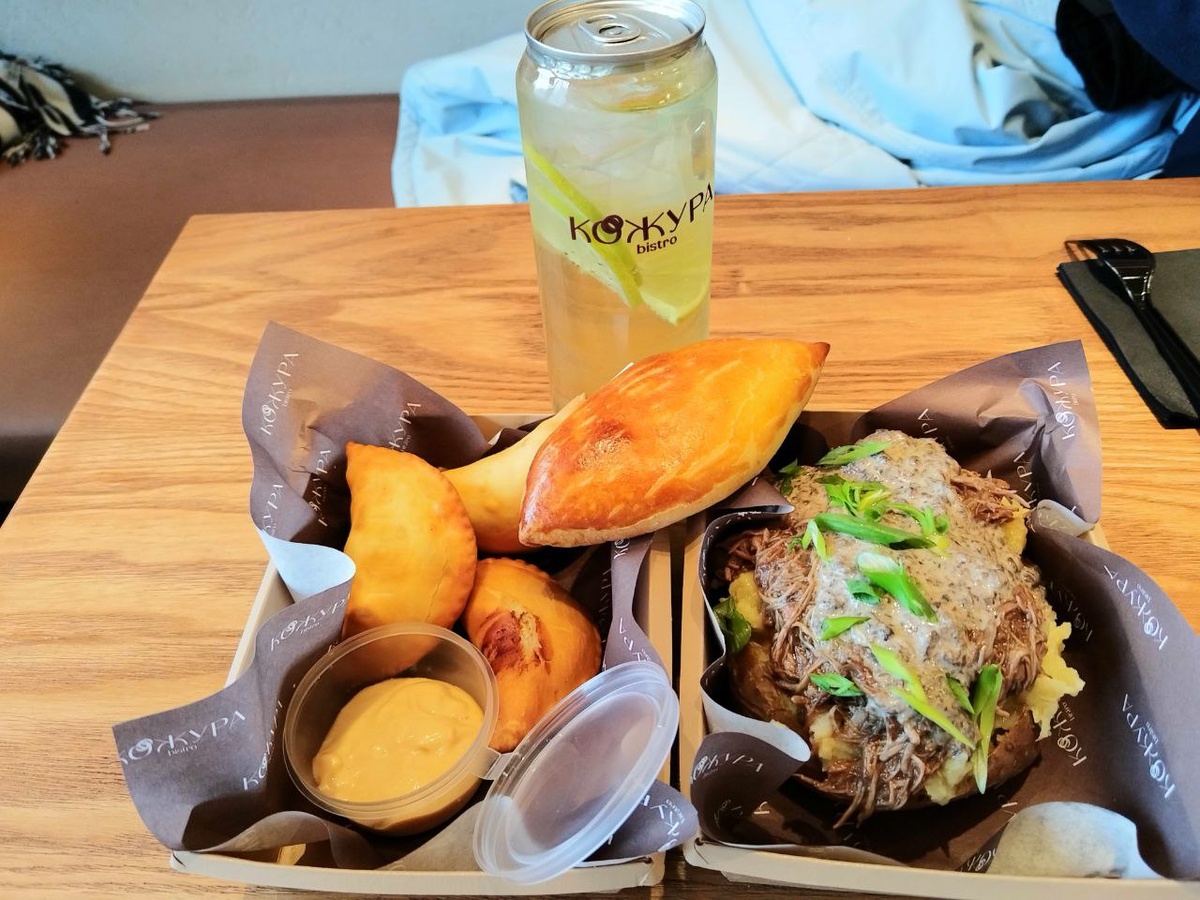 Картофель с томлёным гусём и чебуреками из судака.