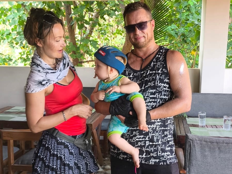 Привет, мы Лёша, Катя и Серёжа. Мы зимуем в Индии