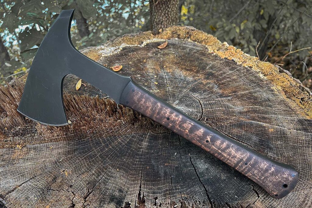 Укороченная деревянная рукоять топора Winkler Knives Ridge Line оставляет открытой половину металлического лезвия. Это сделано для защиты рукоятки от повреждений при промахе по цели.