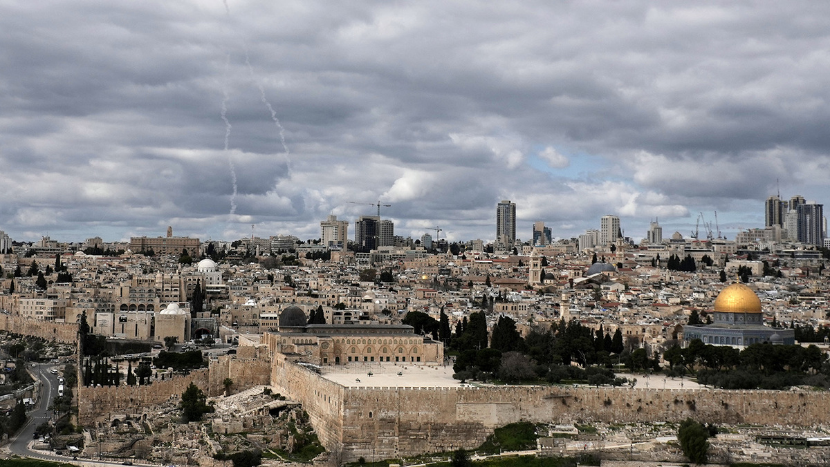  Mahmoud Illean / AP- Следы ракет противовоздушной обороны над Иерусалимом