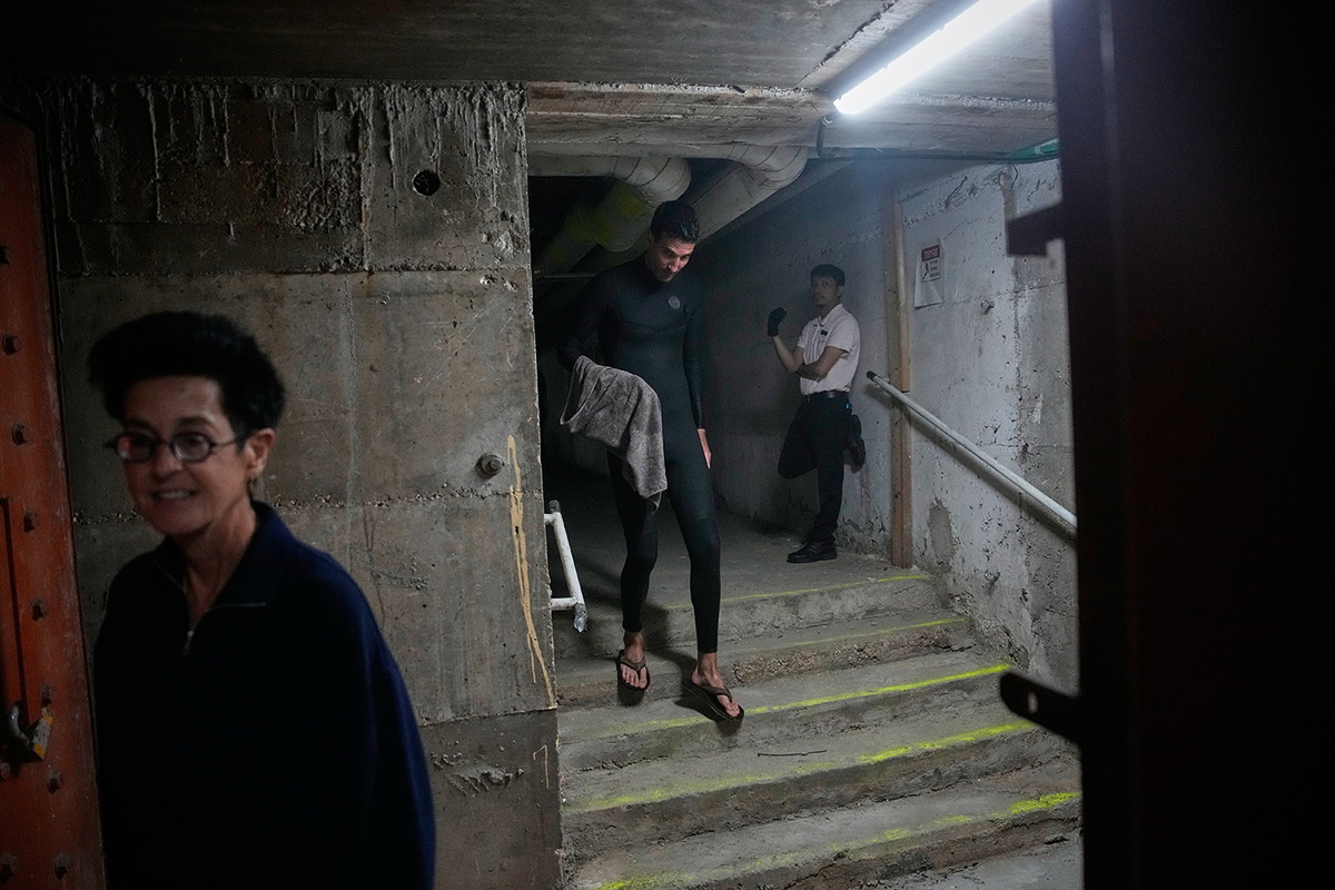   Люди укрываются в бомбоубежище в Тель-Авиве  
Ohad Zwigenberg / AP