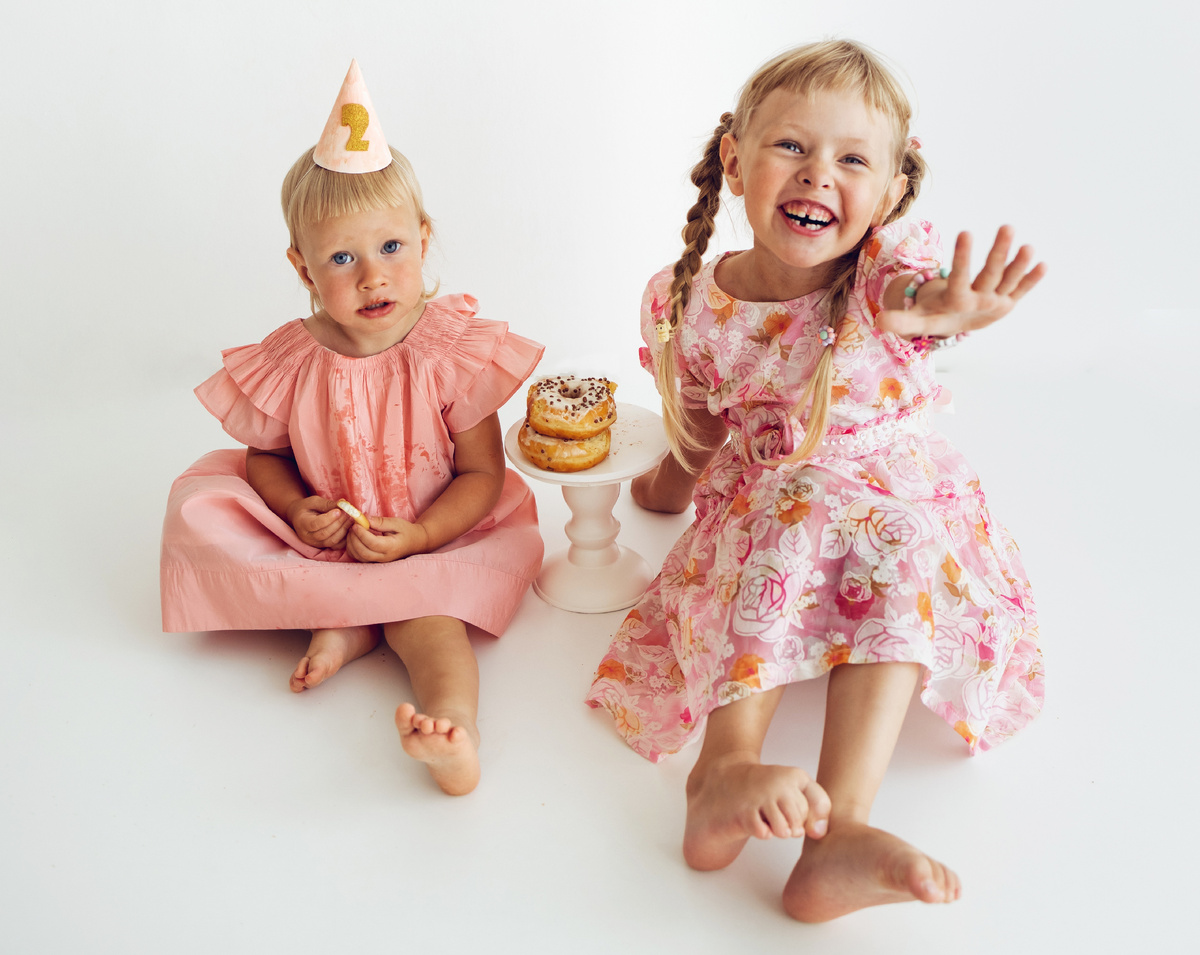 Фото для иллюстрации статьи буду использовать с дочкиного дня рождения, за полгода внешне она особо не изменилась, а фото миленькие)