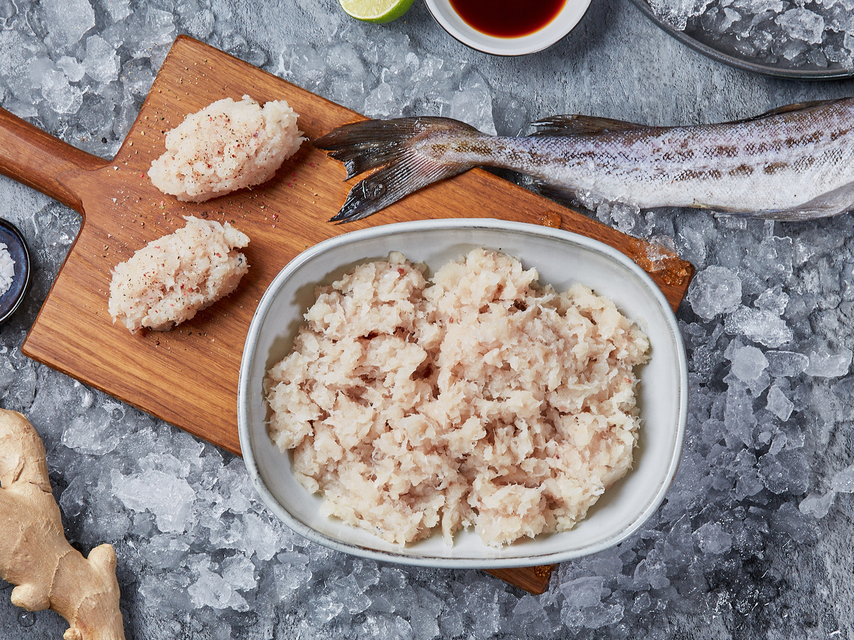 Если вы купили для них замороженное филе, дайте ему медленно оттаять в холодильнике, чтобы рыба сохранила сочность.