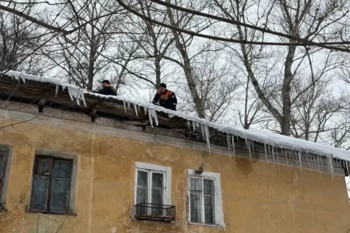    Крыша дома частично рухнула из-за большого количества снега в Рязани