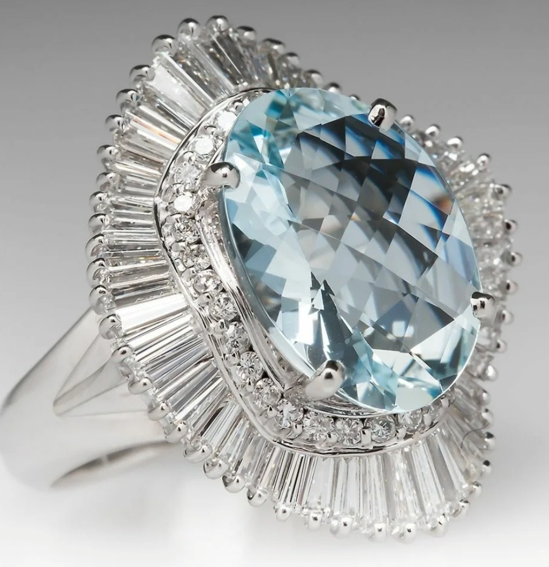 Кольцо с топазом и бриллиантами.