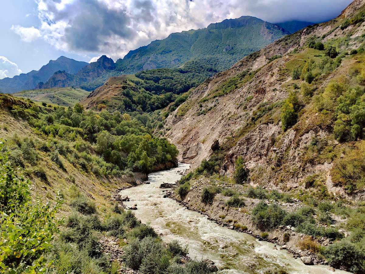 Река Чегем в Чегемском ущелье, Кабардино-Балкарская республика. Фото автора